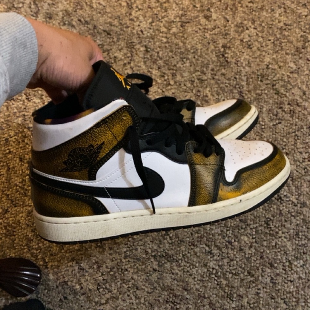 Size 9.5 jordan 1 mid